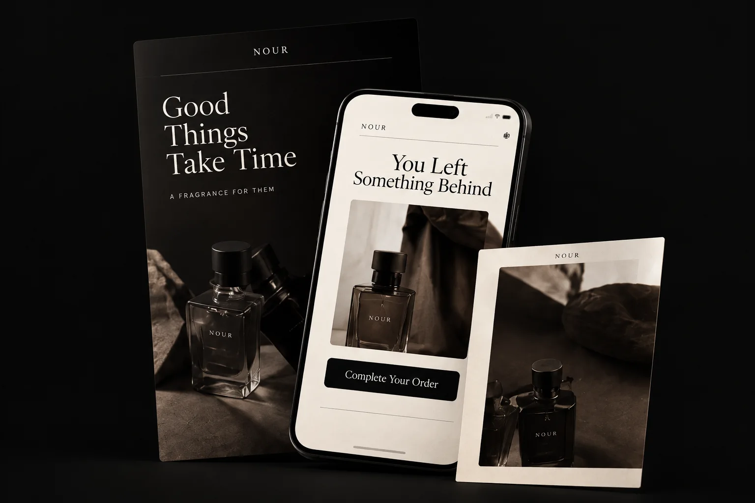 Sfeervolle presentatie van parfum-e-mails op een telefoon en twee kaarten